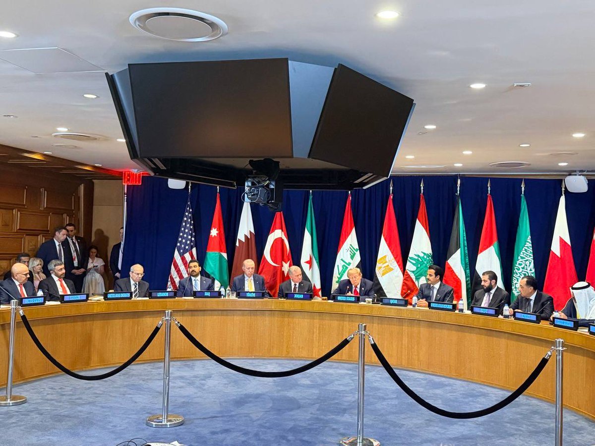 AmitSegal's tweet photo. At one table: Trump, Erdoğan, al-Sharaa, the Emir of Qatar, and the rest of the gang. https://t.co/ybbbtEfPg2