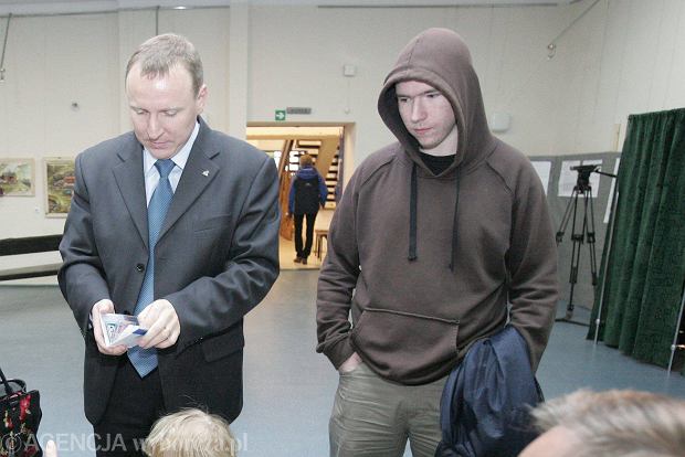 lachelndteufel's tweet photo. Syn byłego prezesa Telewizji Polskiej i polityka PiS Jacka Kurskiego, Zdzisław Antoni K., stanie przed sądem oskarżony o doprowadzenie dziewięcioletniego dziecka do kontaktów seksualnych, a prokuratura wskazuje, że były to powtarzające się czyny popełniane podczas rodzinnych wyjazdów, w których dorosły już wtedy oskarżony miał wykorzystywać emocjonalną zależność ofiary, stosować podstęp i obiecywać nagrody, czyli świadomie budować strukturę manipulacji, aby ułatwić sobie popełnianie przestępstw, co pokazuje, że nie mamy do czynienia z chwilą słabości, lecz z zimną kalkulacją człowieka, który z premedytacją złamał granice, których złamać nie wolno, a ponieważ państwo działa, system funkcjonuje i sprawiedliwość nie zna nazwisk ani politycznych koneksji, kara będzie surowa, bo każdy unik czy próba rozmycia odpowiedzialności byłaby kolejnym policzkiem wymierzonym w ofiarę i w społeczeństwo, które ma prawo oczekiwać, że prawo chroni najsłabszych i bezwzględnie rozlicza winnych, tym bardziej że te szuje przez lata chodziły z Bogiem i Ojczyzną na ustach, podczas gdy Jacek Kurski w Telewizji Polskiej budował machinę propagandy, wydając miliardy złotych z kieszeni podatników na szczucie i poniżanie opozycji, na nieustanne ataki na Donalda Tuska i jego otoczenie, na kreowanie obrazu wroga wewnętrznego, który miał mobilizować elektorat, a dziś ci sami ludzie organizują zbiórki na kolejne "Republiki" i pseudo-telewizje w Polsce, pokazując, że hipokryzja i cynizm w tym środowisku nie zna granic, bo gdy chodzi o własne interesy, potrafią wyciągać ręce po pieniądze obywateli, a gdy chodzi o odpowiedzialność za zbrodnie wobec dziecka, próbują chować się za nazwiskiem i politycznymi koneksjami, co jest obrzydlistwem i typowym pisowskim zezwierzęceniem.