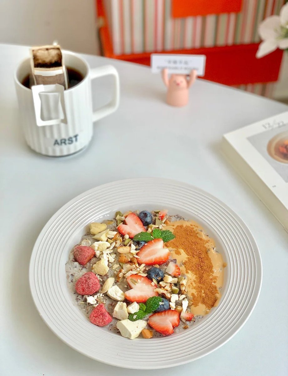 vr5xR56G70bWiiH's tweet photo. [Warming bowl of oatmeal with fresh blueberries u0026 a dash of cinnamon—my go-to easy, cozy breakfast on busy mornings ]， https://t.co/GyHlegNYK8