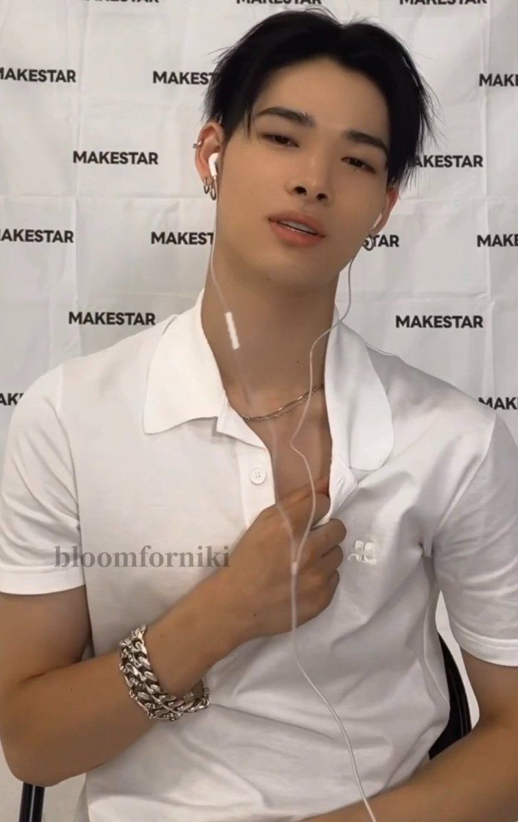 miyumkii's tweet photo. WHAT IS UP WITH HIM THESE DAYS????!?!?!??!?? STOPP https://t.co/brZiJvdwW7