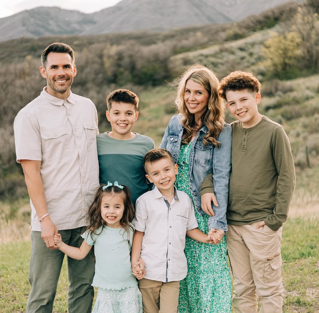 hellobrookiad6p's tweet photo. I love this family of mine 🤍

I’ll take a million of these moments, messy, loud, and ours. Time is flying and I’m just trying to hold onto it a little tighter lately 🥹

So grateful we captured this season of life.

you seriously nailed it… I’m obsess... https://t.co/kcOarZsbv9