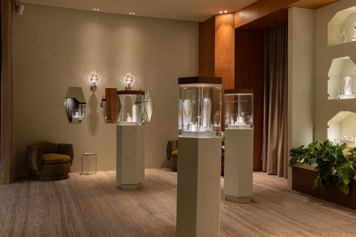 CASACORPERU's tweet photo. Ciento Studio replantea la joyería como un espacio de contemplación más que de transacción: vitrinas y estructuras hexagonales en geometrías irregulares, con iluminación tenue y tonos verdes profundos. #CASACORPerú2026 #CASACORPerú #Arquitectura #Diseño https://t.co/FgLXZthZhx
