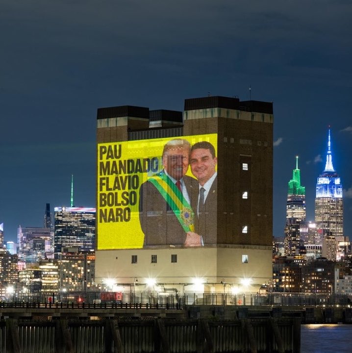 pedrorousseff's tweet photo. 🚨URGENTE! Protestos nos EUA EXPLODEM CONTRA Flávio Rachadinha

Foram PROJETADAS imagens onde Rachadinha aparece ENTREGANDO FAIXA PRESIDENCIAL para Trump

FLÁVIO BOLSONARO QUER VENDER NOSSA DEMOCRACIA! 🤦‍♂️🤡 https://t.co/p6pKvpoaI4