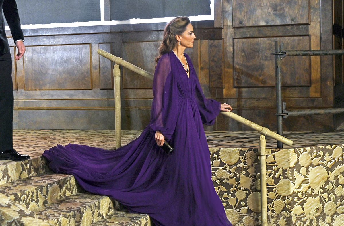 isaguor's tweet photo. And for me, this is the photo of the night.

Her Royal Highness The Princess of Wales ✨ https://t.co/PfKXy4qXIo