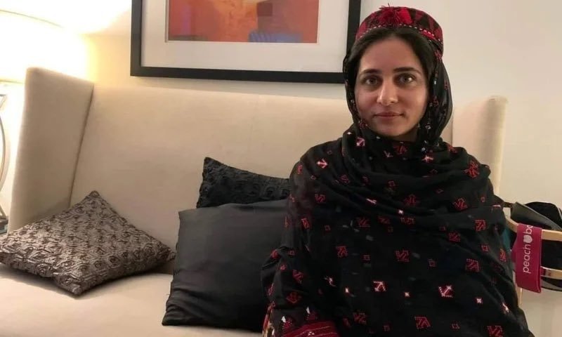 H_baloch12's tweet photo. لمہ! آپ کے ہاتھ میں جو قلم تھا آج وہ قلم بندوق کی شکل اختیار کرگیا ہے۔ آج کاڈ کے حملے میں بندوق سے نکلی ہوئی ہر تیر نے آپکو جھک کر خراج عقیدت پیش کیا۔ https://t.co/2QUwGMtvES