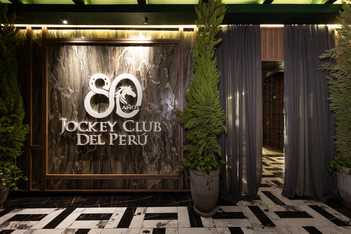 CASACORPERU's tweet photo. Por los ochenta años de la Asociación del Jockey Club del Perú, Oskar Sarmiento diseña el primer espacio dedicado a su legado: maderas profundas, piedra natural y piezas que se heredan más que se anuncian. #CASACORPerú2026 #CASACORPerú #Arquitectura #Diseño https://t.co/7WITOZpuqR