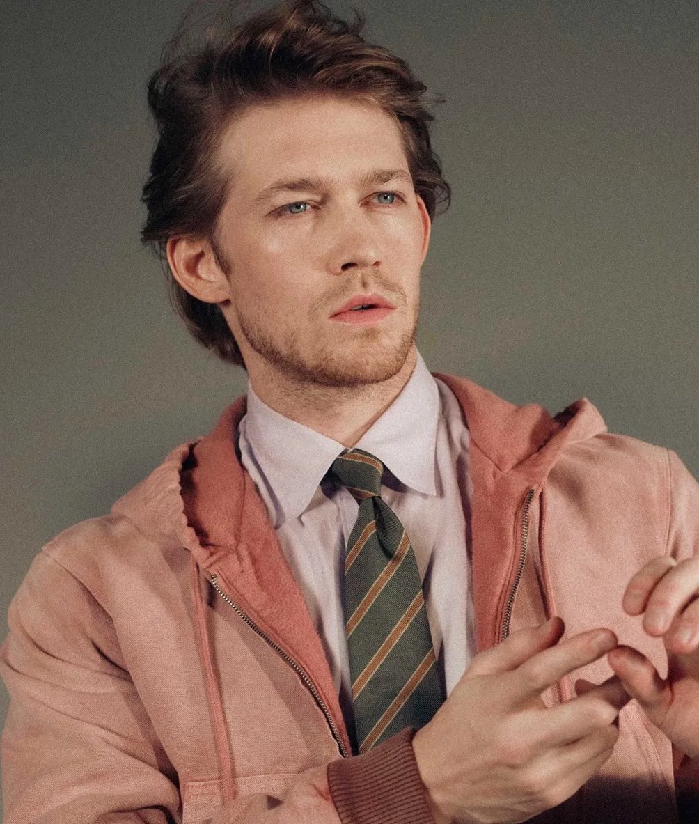 FilmUpdates's tweet photo. Joe Alwyn will star opposite Mary Beth Barone in rom-com ‘STILL WE MET,’ written by Barone.

Lena Dunham will executive produce the film.

It follows a young woman at a crossroads who meets a charming British stranger and spends one unforgettable night wandering New York. https://t.co/wVK7UZub6p