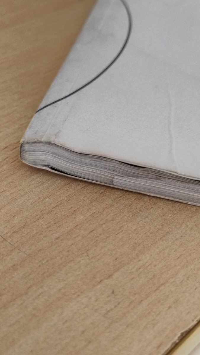 gnabpup's tweet photo. dios les pido que nunca pidan un album sospechosamente barato por mercado libre internacional, cuando me pedí el de cle levanter me vino sin las pcs, todo mugriento de polvo, con hojas dañadas y encima en todo un costado estaba mojado con AGUA dios nono la peor totalmente https://t.co/uZYFz6PzHm