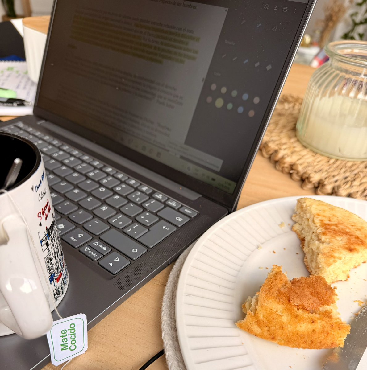 meme_bf's tweet photo. Me hice una torta de manzana “fit” en la essen para comer mientras estudiaba. Pensé que tenía para hoy y mañana.
Me la comí toda al ritmo del mate cocido, soy la gorda bondiola. https://t.co/OhonJ7BMIl