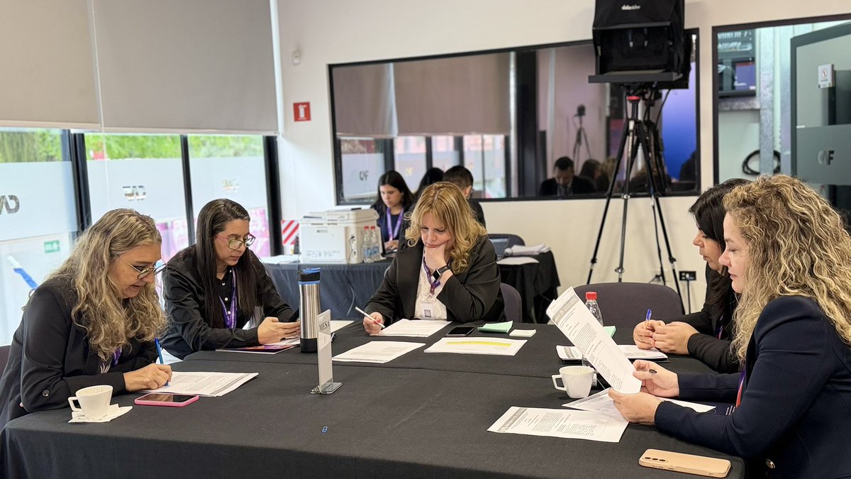 minmujerpy's tweet photo. Trabajo técnico para fortalecer la inclusión laboral y la autonomía económica de las mujeres 🙋‍♀️

Representantes de distintas instituciones participaron de las mesas de trabajo del segmento técnico, donde analizaron las principales brechas y desafíos en educación y tecnología, inclusión laboral, emprendimiento, empresarialidad, cadenas de valor e inversión.

El espacio formó parte del Taller Interinstitucional sobre la Ley Modelo sobre Inclusión Laboral y Fomento del Emprendimiento y Empresarialidad de las Mujeres, desarrollado por el Ministerio de la Mujer junto con la Comisión Interamericana de Mujeres (CIM/OEA), con el apoyo del Gobierno de Francia y de CAF.

Durante la jornada se revisaron el marco normativo, las políticas públicas y las capacidades institucionales existentes, además de identificar medidas y acciones prioritarias para fortalecer la autonomía económica de las mujeres.

El trabajo conjunto permitió construir recomendaciones y definir líneas de acción que servirán como insumo para avanzar en la elaboración de una hoja de ruta orientada a generar más oportunidades para las mujeres.

#GobiernoDelParaguay