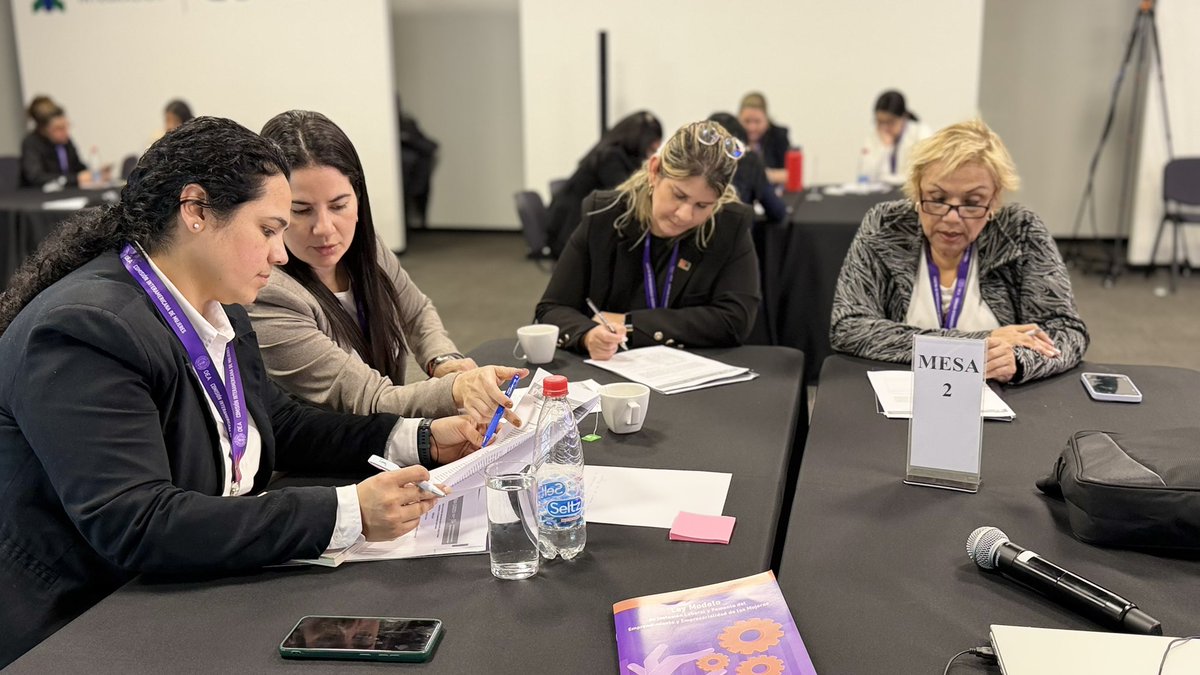 minmujerpy's tweet photo. Trabajo técnico para fortalecer la inclusión laboral y la autonomía económica de las mujeres 🙋‍♀️

Representantes de distintas instituciones participaron de las mesas de trabajo del segmento técnico, donde analizaron las principales brechas y desafíos en educación y tecnología, inclusión laboral, emprendimiento, empresarialidad, cadenas de valor e inversión.

El espacio formó parte del Taller Interinstitucional sobre la Ley Modelo sobre Inclusión Laboral y Fomento del Emprendimiento y Empresarialidad de las Mujeres, desarrollado por el Ministerio de la Mujer junto con la Comisión Interamericana de Mujeres (CIM/OEA), con el apoyo del Gobierno de Francia y de CAF.

Durante la jornada se revisaron el marco normativo, las políticas públicas y las capacidades institucionales existentes, además de identificar medidas y acciones prioritarias para fortalecer la autonomía económica de las mujeres.

El trabajo conjunto permitió construir recomendaciones y definir líneas de acción que servirán como insumo para avanzar en la elaboración de una hoja de ruta orientada a generar más oportunidades para las mujeres.

#GobiernoDelParaguay