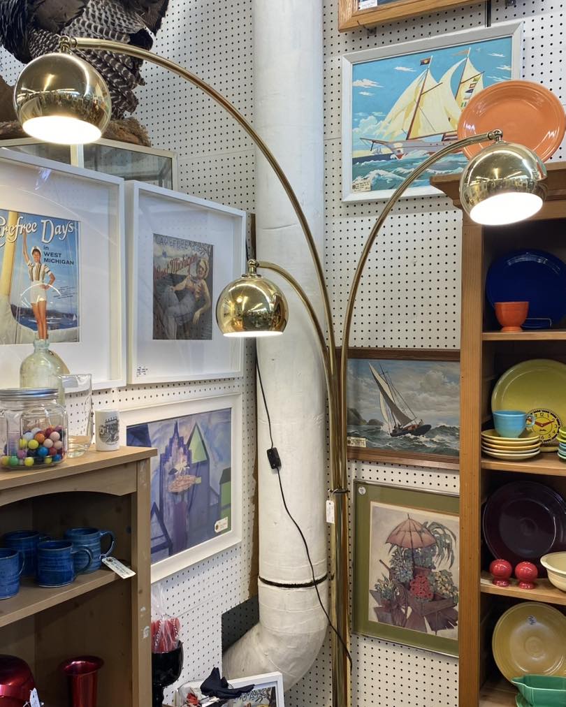 WinfredNei6ze's tweet photo. Vintage find of the week! We love the character of every piece in our mall. This mid-century modern floor lamp features a marble base. https://t.co/lNqEYPH86w