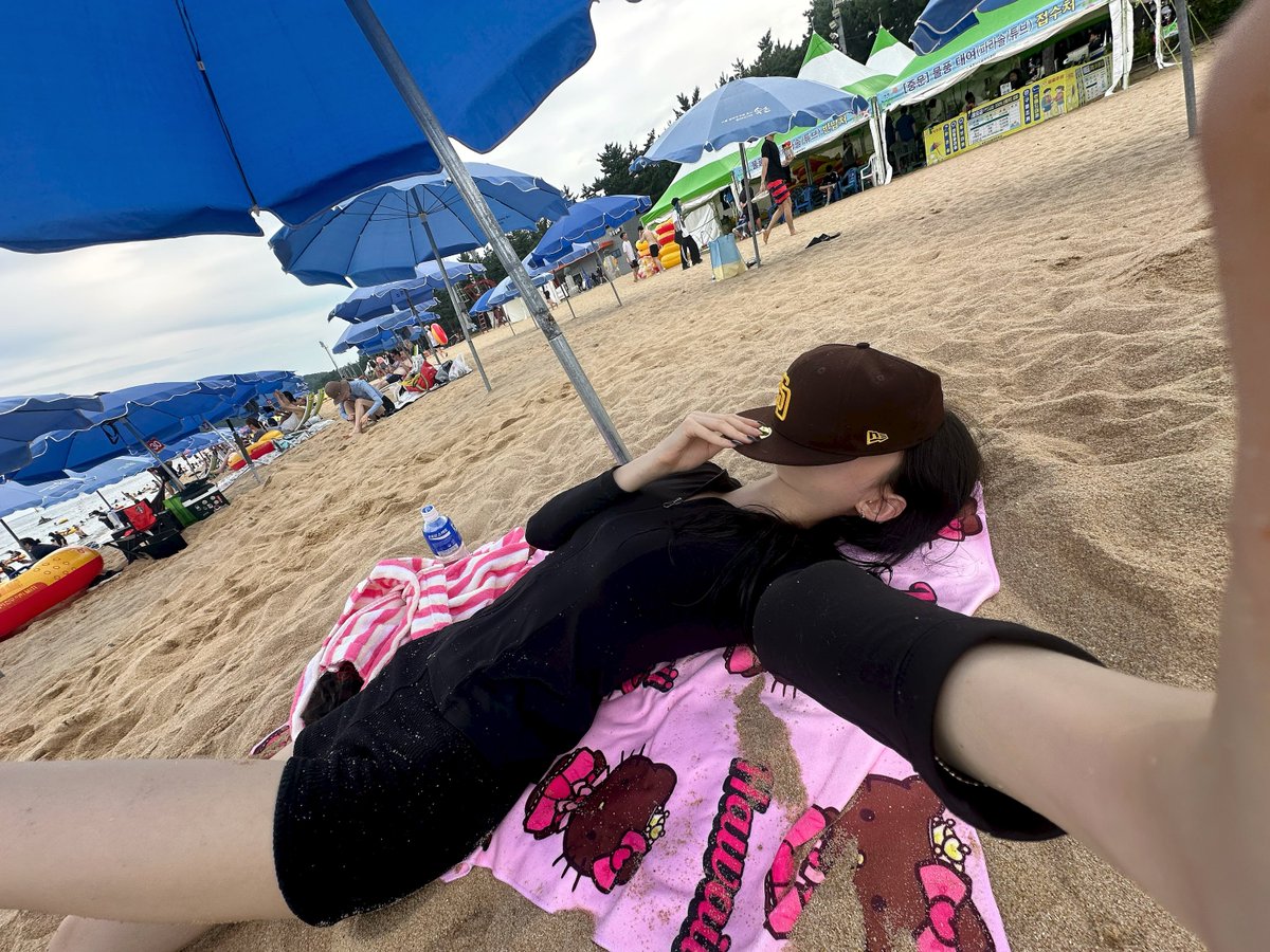 MakedaLagle's tweet photo. The last chance for a summer vacation https://t.co/PmeYTPB8fV