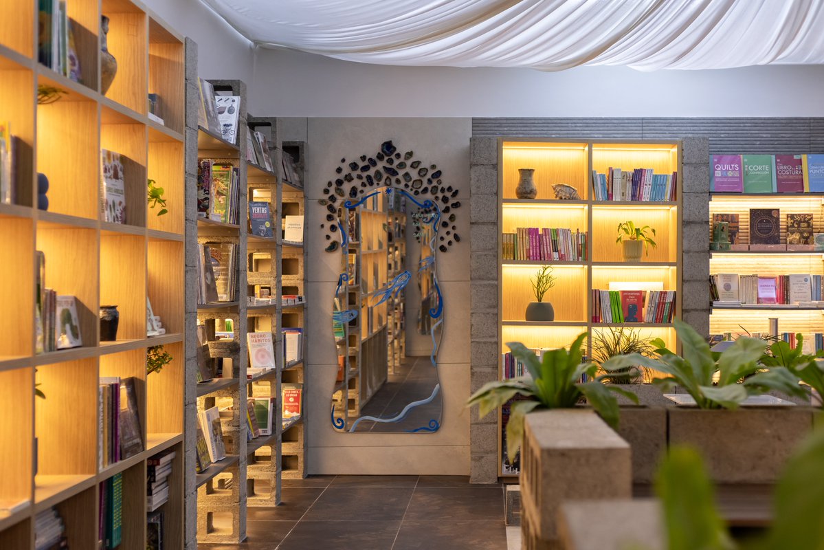 CASACORPERU's tweet photo. Casa Prado y Arena &amp; Gula diseñan para Ibero Librerías un refugio donde la lectura se vuelve experiencia: madera y concreto en equilibrio, mientras el arte invita a recorrer y descubrir. #CASACORPerú2026 #CASACORPerú #Arquitectura #Diseño https://t.co/PzUYpecfJR