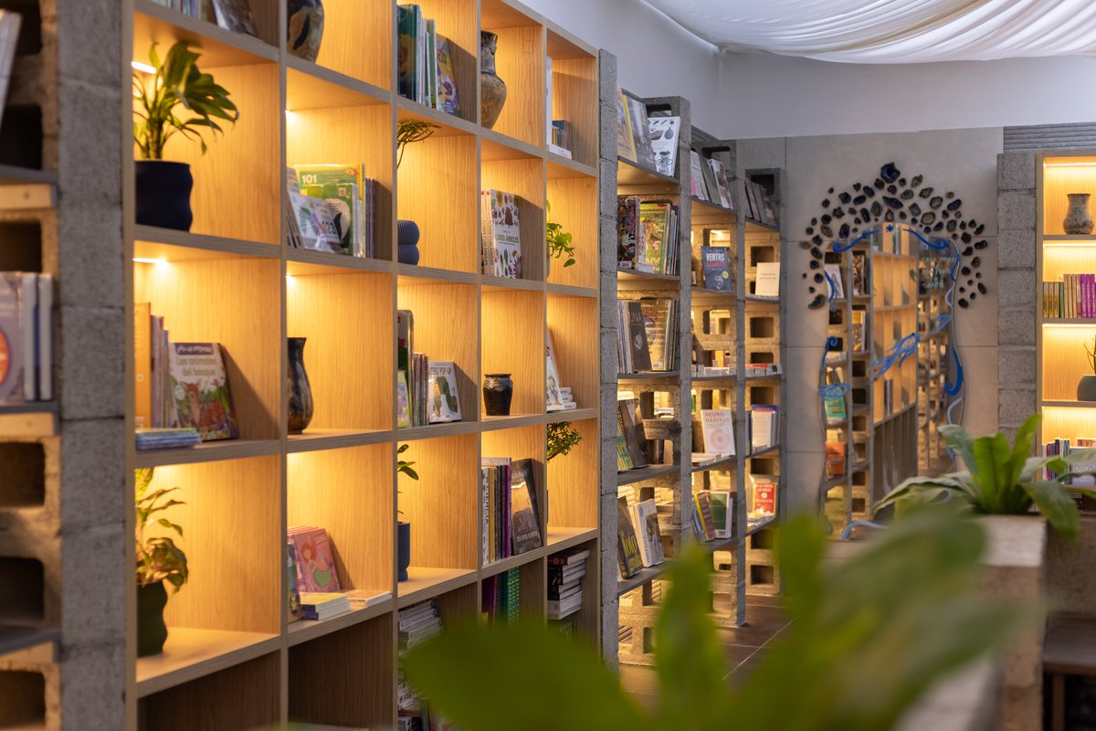 CASACORPERU's tweet photo. Casa Prado y Arena &amp; Gula diseñan para Ibero Librerías un refugio donde la lectura se vuelve experiencia: madera y concreto en equilibrio, mientras el arte invita a recorrer y descubrir. #CASACORPerú2026 #CASACORPerú #Arquitectura #Diseño https://t.co/PzUYpecfJR