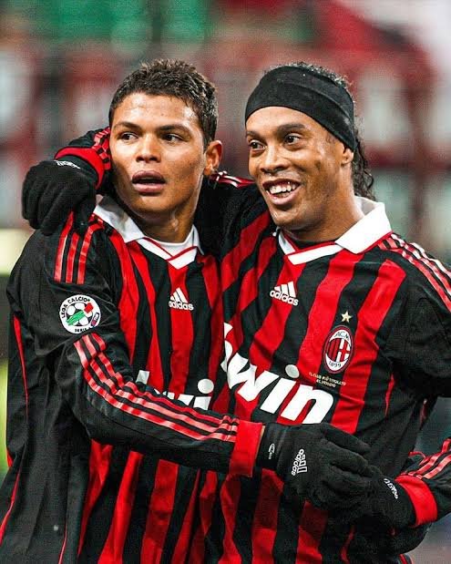 OficialSala12's tweet photo. Pelos problemas de saúde do início da carreira, Thiago Silva só estreou no futebol europeu com quase 25 anos.

Ainda deu tempo de jogar 3 anos no Milan, 8 no PSG e 4 no Chelsea.

Teve tanta longevidade que passou QUINZE ANOS na elite europeia, só saindo pouco antes dos 40 anos.

Após sair do Fluminense, ainda esperou 6 meses até estrear no Milan (excesso de extracomunitários)

Depois de 6 meses só treinando, quando Thiago Silva finalmente estreou pelo Milan, Seedorf já dizia que seria zagueiro da Seleção durante mais de 10 anos.

Com o nível que apresentava no Fluminense entre 2006 e 2008 (dos 22 aos 24 anos), já seria da Seleção hoje em dia e seria disputado a tapas por todos os maiores clubes da Europa.

Mesmo chegando "mais tarde" que os jovens brasileiros de hoje, que vão pra Europa entre os 18 e 20 anos, teve uma carreira mais longa no topo do futebol que a maioria.

15 anos vestindo as camisas de Milan, PSG e Chelsea.

Uma lenda do futebol.