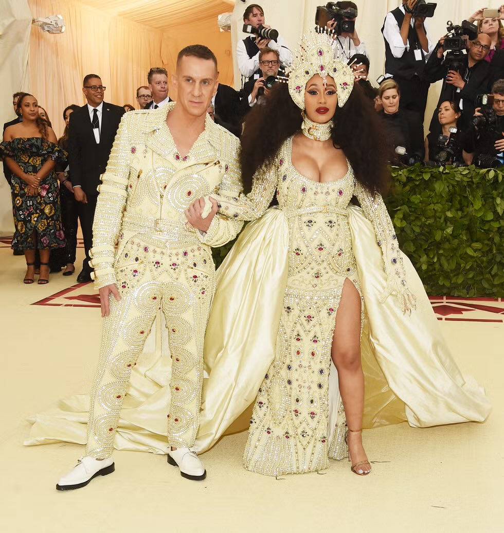 prettyandbardi's tweet photo. The fashion elites love themselves some Cardi B 🔥🔥🤏🤏 https://t.co/6BsITlflKk