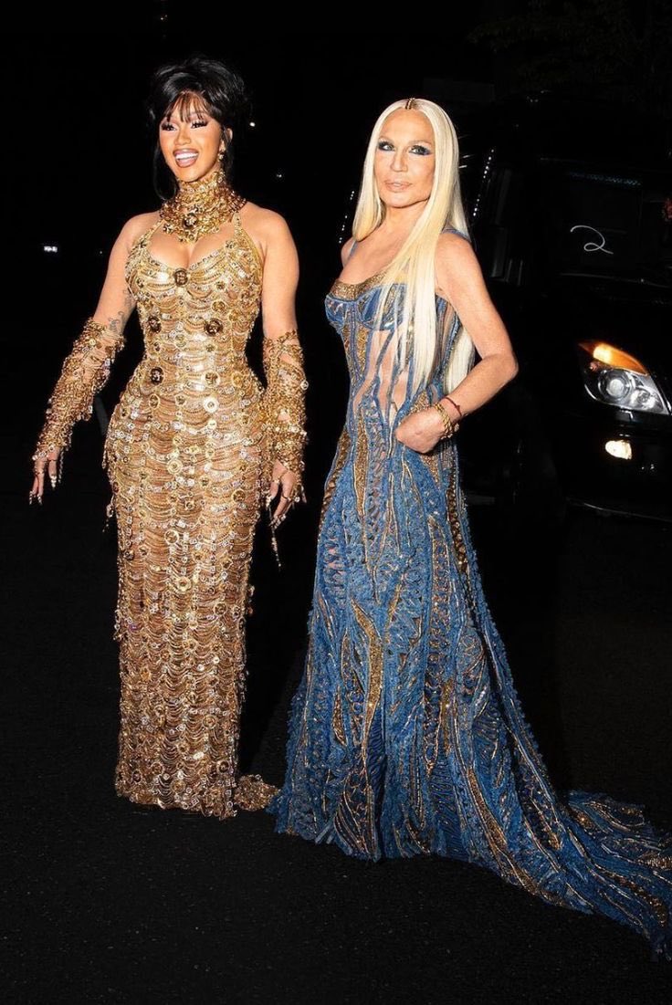 prettyandbardi's tweet photo. The fashion elites love themselves some Cardi B 🔥🔥🤏🤏 https://t.co/6BsITlflKk