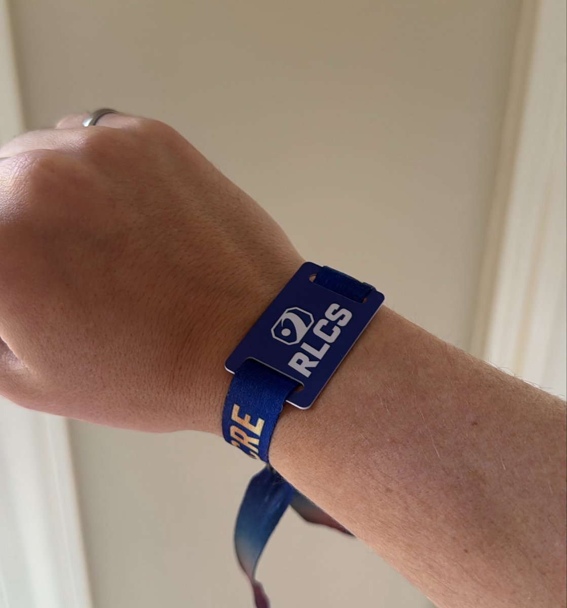 ItsSydex's tweet photo. Send help how do I get this off without damaging it 💔 https://t.co/RTbWykq65t