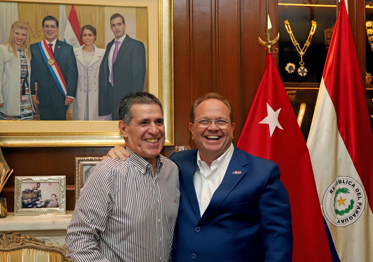 elecccionespy's tweet photo. Camilo Pérez se reunió con Horacio Cartes en la recta final

El candidato a intendente de Asunción por la ANR, @CamiloPerezLM , mantuvo un encuentro con el presidente del Partido Colorado, Horacio Cartes. 

> "Su liderazgo y fortaleza nos renuevan el entusiasmo", afirmó Pérez, y aseguró que llegan "preparados y unidos" al cierre de la campaña con el lema #AsuPuedeCambiar.