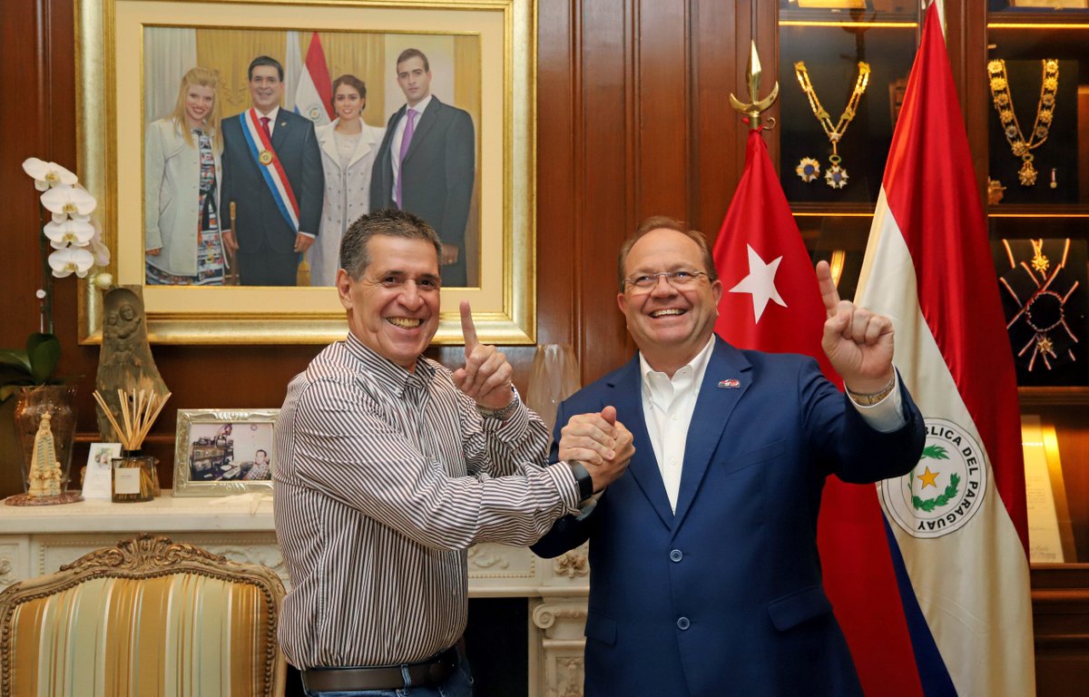 elecccionespy's tweet photo. Camilo Pérez se reunió con Horacio Cartes en la recta final

El candidato a intendente de Asunción por la ANR, @CamiloPerezLM , mantuvo un encuentro con el presidente del Partido Colorado, Horacio Cartes. 

> "Su liderazgo y fortaleza nos renuevan el entusiasmo", afirmó Pérez, y aseguró que llegan "preparados y unidos" al cierre de la campaña con el lema #AsuPuedeCambiar.