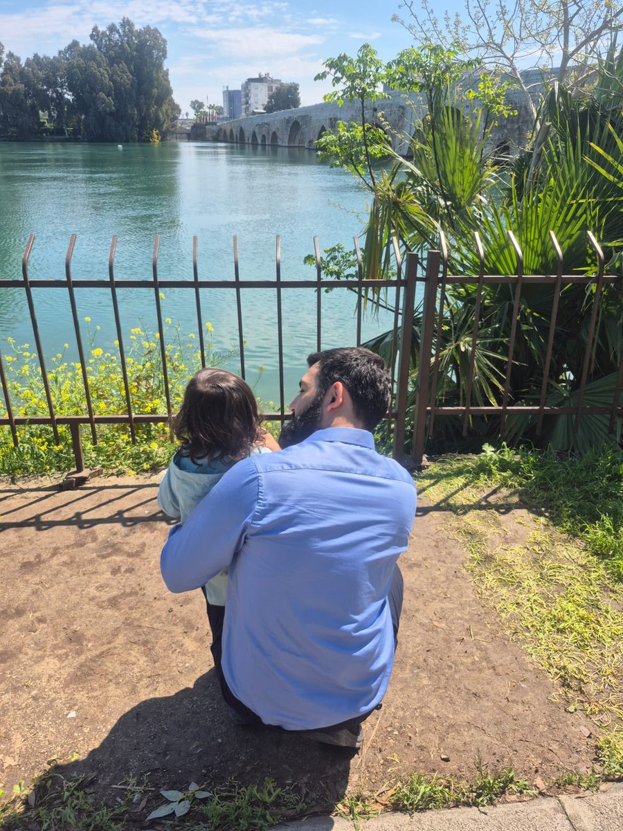 SinemTekinMH's tweet photo. Evin kapısını kilitlerken kızım beni gördü ve ağladı:

“Anne, baba gelecek…”

2,5 yaşındaki bir çocuğa ne anlatabilirim? “Baban gelemiyor, çünkü haksız yere hapiste” mi diyeyim?

Bugün telefonda babasına bir şeyler anlatıyordu. Görüşme süresi doldu, telefon kapandı. Arkada ağlayan küçücük bir çocuk kaldı. 10 dakika telefon görüşmesi, sıfır görüntülü görüşme…

Şimdi babasını daha da uzağa, Erzincan’a gönderdiniz. Ben iki küçük çocuğumla nasıl gideceğim, nasıl yetişeceğim diye düşünüyorum.

Siz bir dosyaya bakıyor olabilirsiniz. Ama biz burada bir ailenin parçalanışını, çocukların babalarına duyduğu özlemi yaşıyoruz.

Allah şahittir. Bu gözyaşları da şahit, bu çocukların küçücük kalpleri de şahit.

Biz adalet istiyoruz. Ve yaşanan hiçbir şeyi unutmayacağız.

#YargıEliyleZulüm
MahpusAilelerine Zulüm
AkpDönemi ZulümDönemi