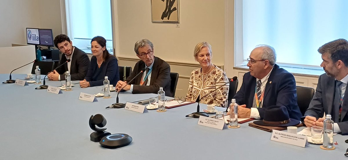 MGAPUruguay's tweet photo. #MGAP
📍En el día de hoy, 22 de setiembre del 2026, en el marco de la Conferencia Mundial de la FAO sobre Medidas relativas a "Una sola salud en los Sistemas Agroalimentarios", que se está llevando a cabo en la ciudad de Roma (Italia), se procedió a la firma del memorándum en el que participaron el ministro de Ganadería, @AlfredoFratti, la directora general del IZSVe, Antonia Ricci; y Giorgio Silli, secretario general de la Organización Internacional Ítalo-Latinoamericana (IILA).
👉El Memorandum de Entendimiento (MOU), tiene por objeto desarrollar actividades de cooperación orientadas a la metodología en fiscalización sanitaria para el pequeño productor rural.
👉Las Partes acordaron en este documento, facilitar y fortalecer la gestión en materia de higiene de la cadena productiva y trazabilidad de los productos alimenticios, así como promover la investigación en el sector agropecuario, en particular la producción familiar.
🤝De las negociaciones previas se acordó plasmar en el documento otorgar el puntual apoyo a actividades de vigilancia a distintas enfermedades como la influenza aviar y otras enfermedades avícolas, rabias y otras zoonóticas, así como enfermedades de las abejas y las transmitidas por vectores y alimentos.
📌Se previó asimismo desarrollar actividades tendientes al análisis epidemiológico y al uso de SIG (Sistemas de Información Geográfica) aplicado a la sanidad animal y la seguridad alimentaria.
👉El intercambio de información técnica sobre buenas prácticas de producción agropecuaria, el desarrollo conjunto de proyectos de investigación que involucren a ambas partes, así como el intercambio entre funcionarios para facilitar y mejorar los conocimiento recíprocos forman parte de la ejecución de los propósitos de este instrumento jurídico, que tendrá una duración de cinco años con posibilidad de ser prorrogable otros cuatro años más.
🚦Los puntos focales en el MGAP para llevar a cabo los compromisos asumidos son como Coordinador Marcelo Rodriguez, Director General de Servicios Ganaderos, Gabriel Isola Director General de Desarrollo Rural y la Unidad de Asuntos Internacionales.