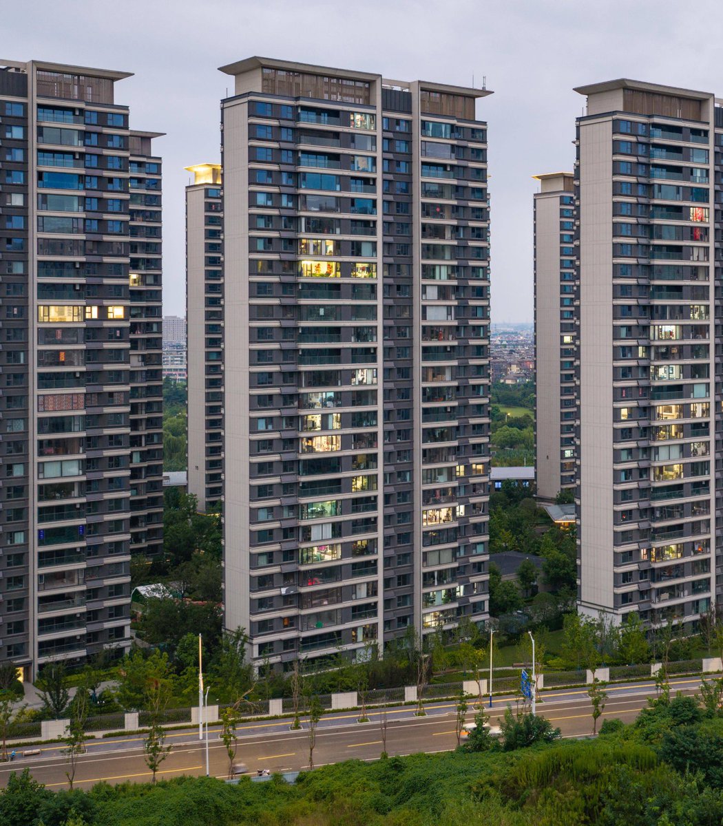 pubity's tweet photo. Housing prices in China have fallen to their lowest point in 21 years.

The government purposely chipped away at real estate gains to make people be able to afford a house to live. https://t.co/Fvh9iXFnK5
