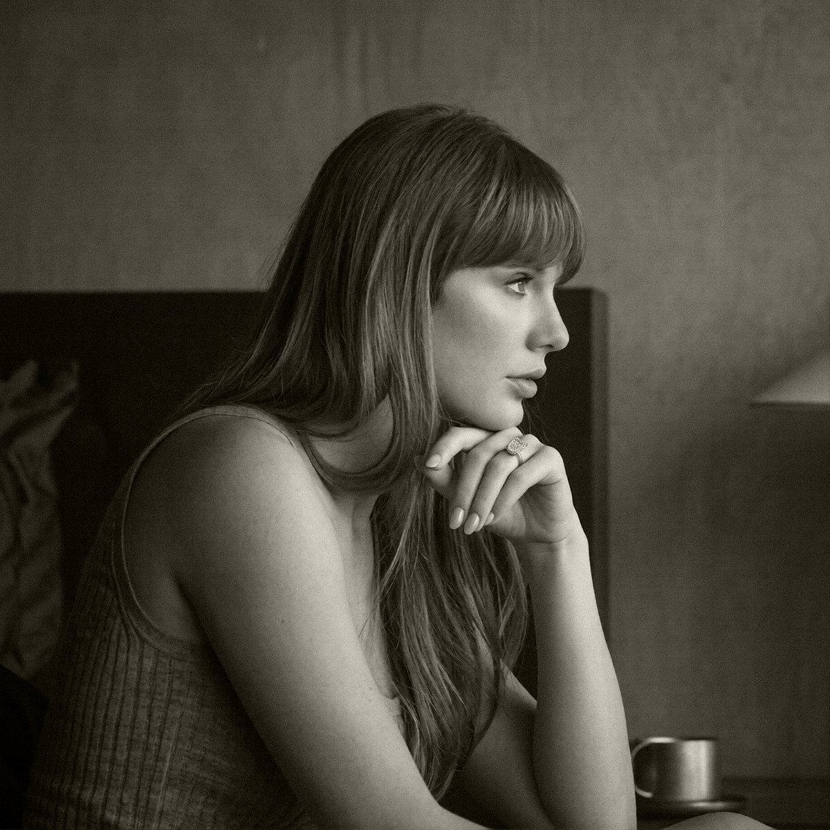 castlecrumbIe's tweet photo. @swift_edits_89 @taylorswift13 https://t.co/0l8lCvx27s