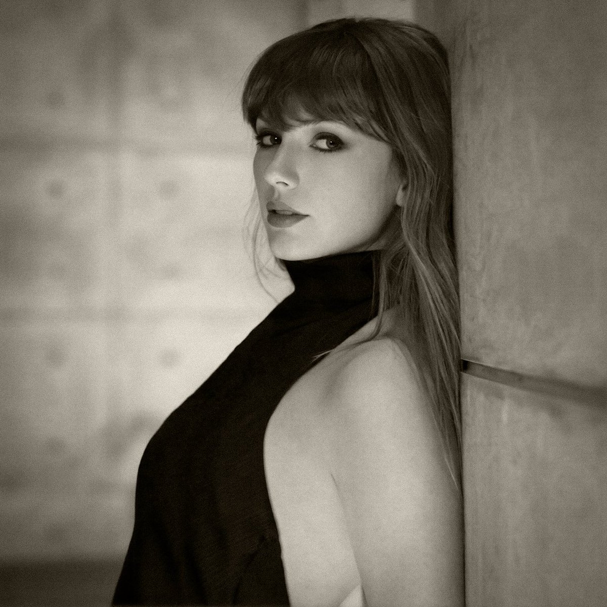 castlecrumbIe's tweet photo. @swift_edits_89 @taylorswift13 https://t.co/0l8lCvx27s
