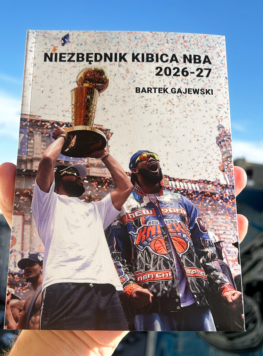 gwiazdyB's tweet photo. Przez ponad 25 lat nikt w Polsce nie stworzył 
“Niezbędnika kibica NBA” w wersji drukowanej, więc mam nadzieję, że sprawię radość wszystkim fanom NBA czekającym na rozpoczęcie nowego sezonu.

W powstaniu książki swój udział mieli między innymi:
@Marta_LozaNBA (fragment o Lakers)
@e_chmielewskii (Knicks)
@87Wieckowski (Bulls)
@kviatishere (Warriors)
@jojoafc87 (Sixers)
@JackDebski (Heat)
@PatrykLoboz17 (Wolves)
@Lillard93 @Michal__H (Blazers)

podziękowania dla @HirekWrona @MGortat oraz wszystkich przeszłych, obecnych i przyszłych fanów NBA. Pchajmy tę pasję dalej! 🏀 💪 B