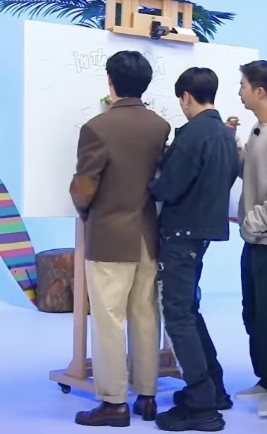 ivanezah's tweet photo. a trope where bottom is slightly taller than the top>>> https://t.co/99jCXsrLWF