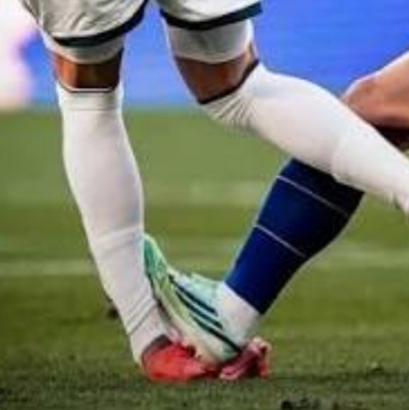 CcAdrii's tweet photo. @Juanarrien9 Desde este ángulo se ve mejor. Yo veo que Valverde llega tarde y le da con el tobillo en el pie al otro jugador por lo tanto amarilla para Valverde https://t.co/LbIm4xx6Fs