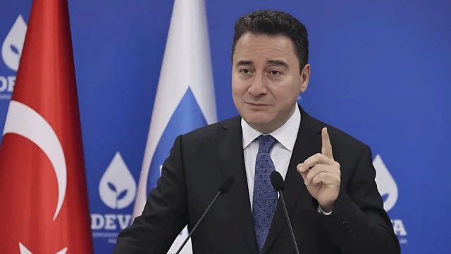 cemilkaraist's tweet photo. Fon mağdurlarına önemli bir mesaj ! 

Biz neden Ali Babacan’ın yanındayız ve onu destekliyoruz, hiç düşündünüz mü?

Çünkü gördük. Ali Babacan’ın ekonominin başında olduğu yılları yaşadık, şahit olduk.

Bolluk vardı, bereket vardı. Liyakat vardı, istişare vardı. Adamcılık yoktu, kayırmacılık yoktu, akrabacılık yoktu.

İşte bu sayede ekonomi büyüdü, herkes kazandı.

Hiç düşündünüz mü; 30 yıl boyunca düşmeyen enflasyon Ali Babacan döneminde neden düştü?

Hiç düşündünüz mü; yıllardır çift haneli olan faiz nasıl 0,35’lere düştü ve yaklaşık 10 yıl boyunca bu istikrar nasıl devam etti?

“Neden Ali Babacan?” sorusunun cevabı aslında çok açık.

Vatan, millet, Sakarya siyaseti yapmıyor.

3-5 kişinin hoşuna gidecek diye popülist söylemlerde bulunmuyor.

Dini siyasete alet etmiyor.

Siyaseti bir kazanç kapısı olarak görmüyor.

İşte Ali Babacan.
#fonmağdurları #ekonomi #bist