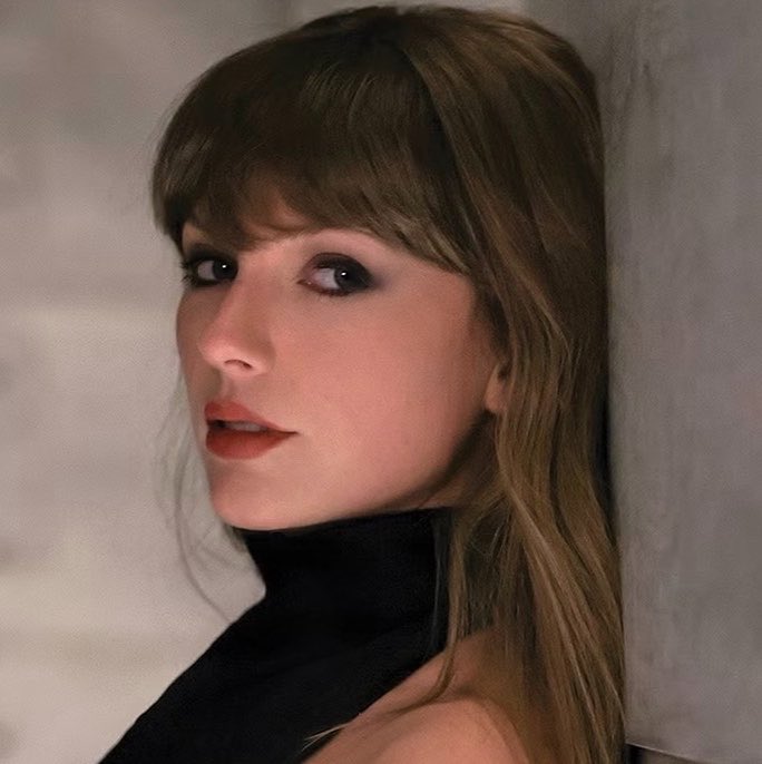 updatecharts's tweet photo. Com “Patient Zero”, Taylor Swift deve impedir Ella Langley de ampliar o recorde de músicas com mais semanas no topo da Billboard Hot 100 que ela quebrou de Mariah Carey.

“Choosin’ Texas”, de Ella, acaba de chegar à 23ª semana no topo, superando as 22 semanas de “All I Want for Christmas Is You”, de Mariah. “Patient Zero” pode tirar Ella do #1 e impedir que ela amplie ainda mais o recorde.