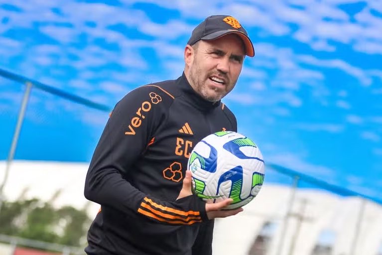 Alexandre_Ernst's tweet photo. No fundo, no fundo… tu sabes que tem de ser ele… mas tu não tá preparado para essa conversa… https://t.co/ec93049rZz
