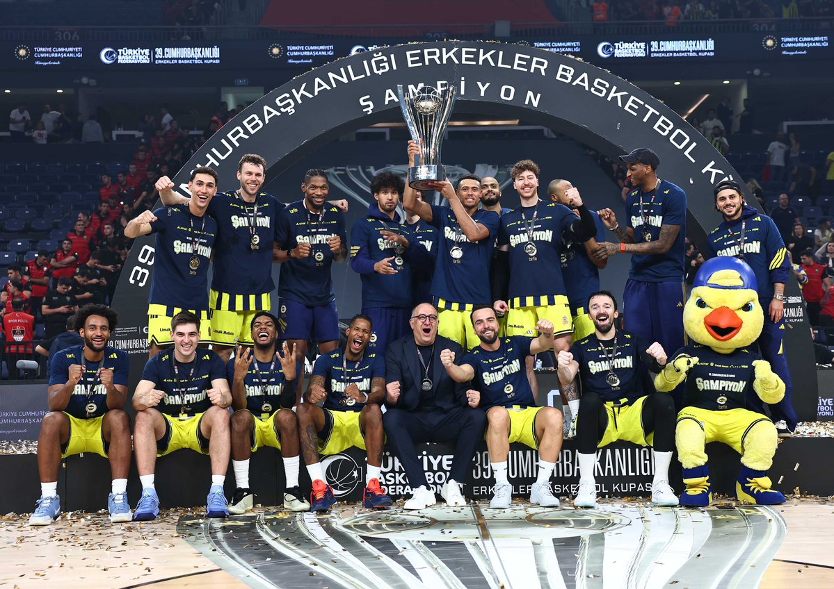 FBBasketbol's tweet photo. CHAMPS! 💛💙 https://t.co/B3AvYT9U4j