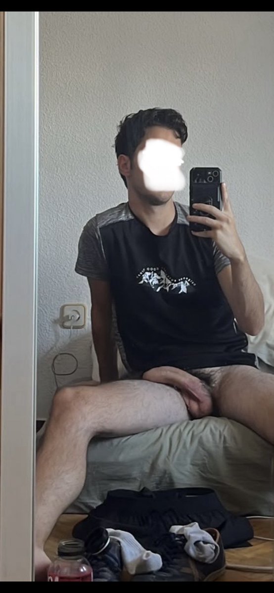 Spanish19cm's tweet photo. Sentado en la cama al volver de correr🏃🏻
Quién me vacía las pelotas? https://t.co/2nDyDtAOLT