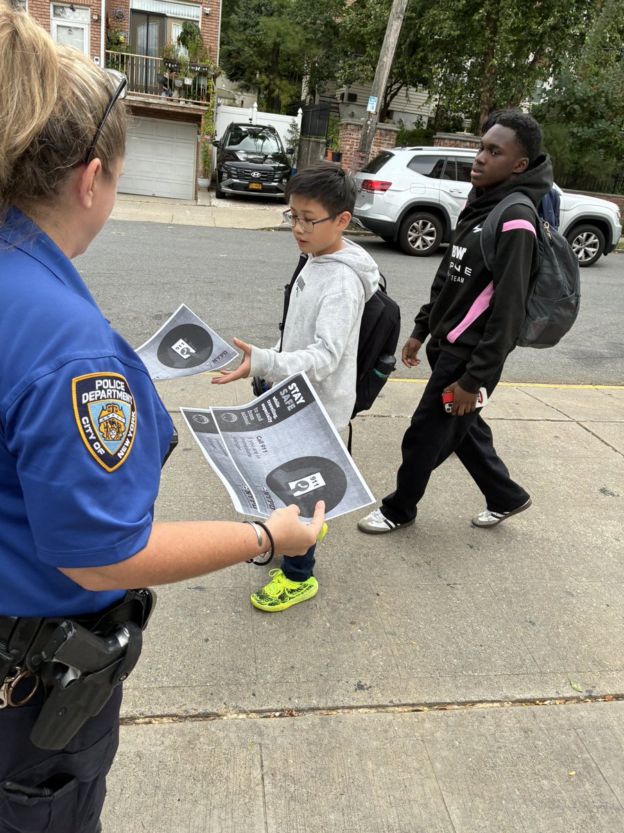 NYPD120Pct's tweet photo. Community Affairs officers were out reminding students to safe guard their property &amp; remain focused as they travel to and from school.

As a reminder, continue too ALWAYS

Check your surroundings 👀and
Safe guard your property 🔒
Be alert 🚨 https://t.co/JQyRWy8ZUb