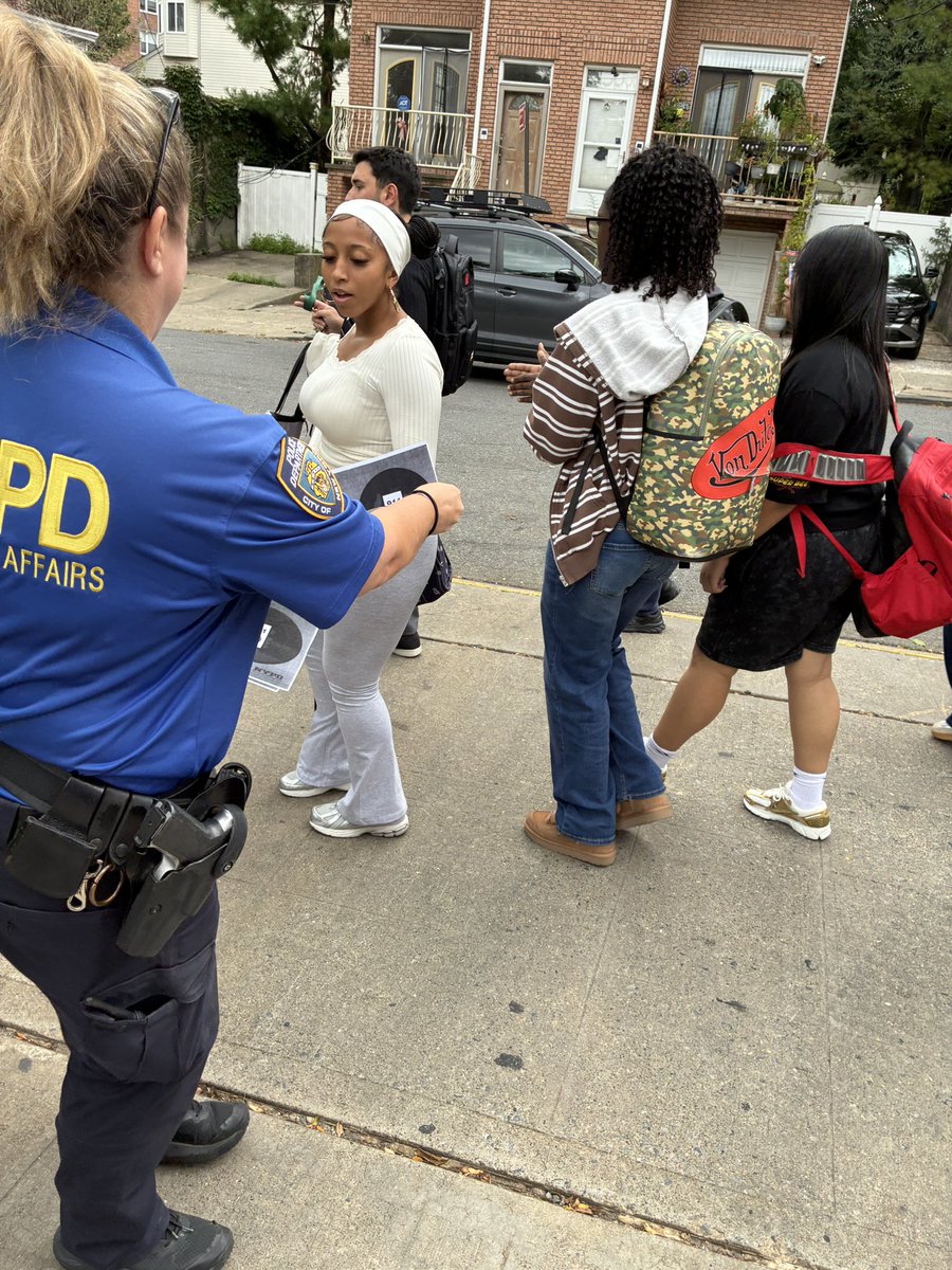 NYPD120Pct's tweet photo. Community Affairs officers were out reminding students to safe guard their property &amp; remain focused as they travel to and from school.

As a reminder, continue too ALWAYS

Check your surroundings 👀and
Safe guard your property 🔒
Be alert 🚨 https://t.co/JQyRWy8ZUb