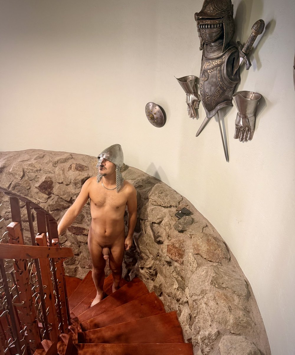 PNW_Swirl's tweet photo. This helmet is way too big.
#gaymedieval #naturist #gaymer https://t.co/RECv80DeDQ