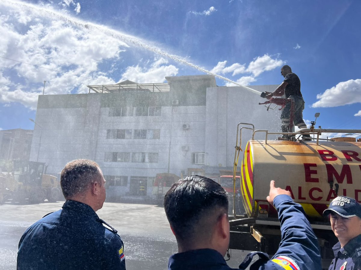 BomberosQuito's tweet photo. ✊ #CooperaciónBQ | Seguimos fortaleciendo la cooperación bomberil en la región.

👨‍🚒 Participamos en la Primera Fase de Cooperación Interinstitucional con el Cuerpo de Bomberos Voluntarios de Cochabamba, Bolivia, un espacio creado para compartir conocimientos, experiencias y buenas prácticas entre instituciones de primera respuesta.

🚒 Durante esta visita intercambiamos experiencias en áreas como atención de emergencias, rescate, combate de incendios, intervención operativa y sistema de comando de incidentes, identificando también oportunidades para continuar fortaleciendo nuestras capacidades.

🌎 Este primer acercamiento permite establecer líneas de trabajo para futuras acciones de capacitación, entrenamiento, asistencia técnica e intercambio especializado.

🤝 Seguimos construyendo vínculos con instituciones de la región para compartir conocimientos, aprender de otras experiencias y fortalecer juntos la respuesta ante emergencias.

#BomberosQuito
#SalvamosVidas