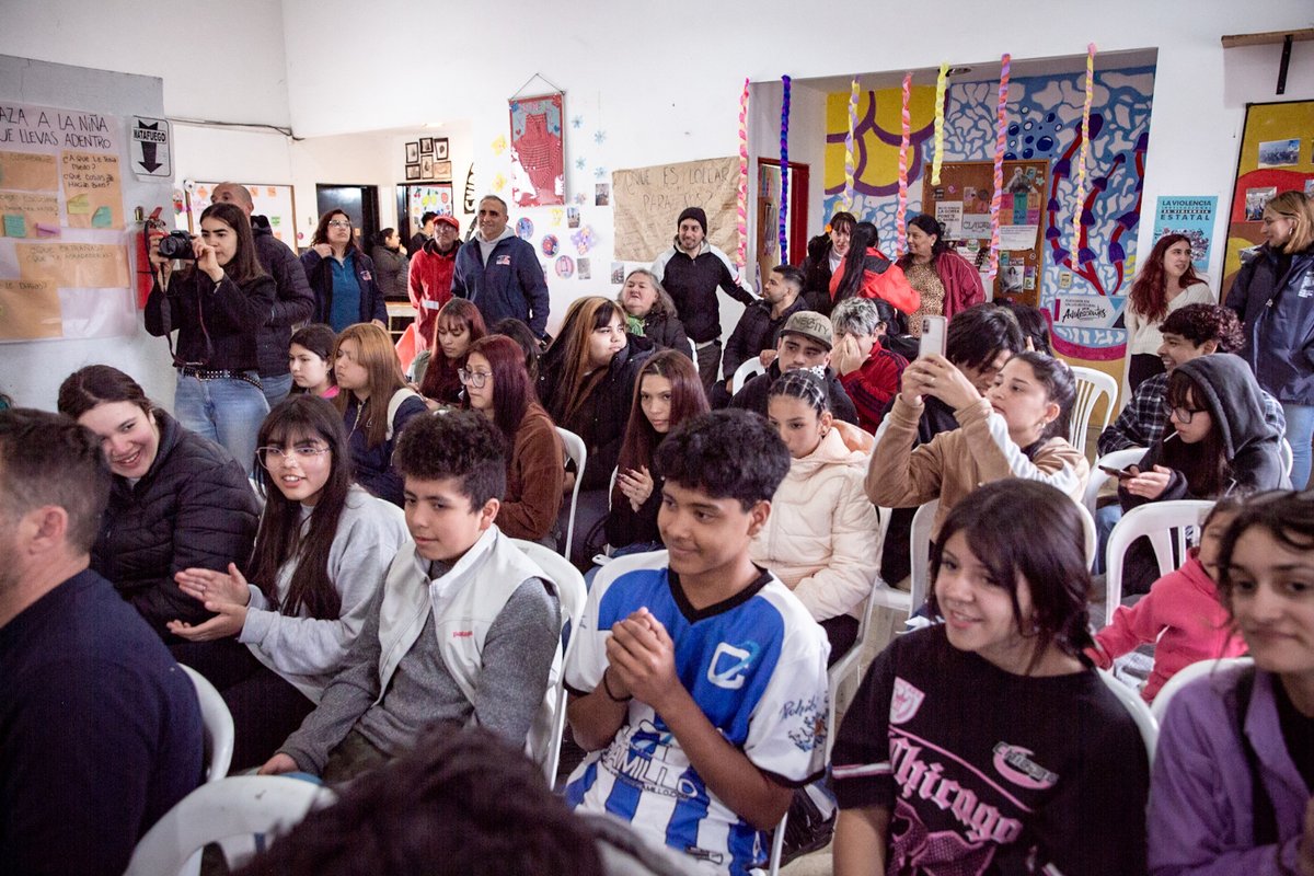 MinDesarrolloBA's tweet photo. 💙 Más herramientas para acompañar a las y los jóvenes de Morón

✅ Entregamos materiales para fortalecer los talleres del programa Envión y mejorar las instalaciones de la sede municipal. https://t.co/MlcsG7EFHB