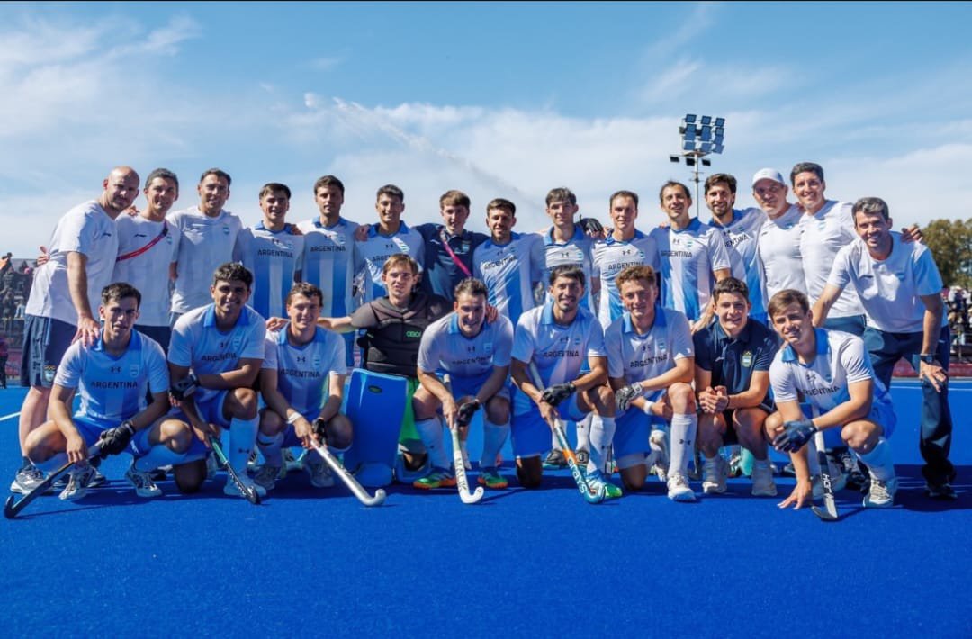 RadioMateGol's tweet photo. 🇦🇷🥇 ARGENTINA ES CAMPEÓN DE #HOCKEY

Los Leones vencieron 3-1 a Chile en la final de los Juegos Suramericanos y se quedaron con el oro. Goles de Tarazona, Ferreiro y Agostini.
 Puntaje perfecto: 5 victorias, 41 goles a favor, 3 en contra.
#LosLeones #odesur #santafe https://t.co/PBfQ0d3Jjj