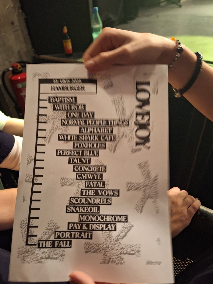 slutbvr's tweet photo. HAMBURG SETLIST AND JOE GAVE ME HIS PICK https://t.co/8WRAW7NjBu
