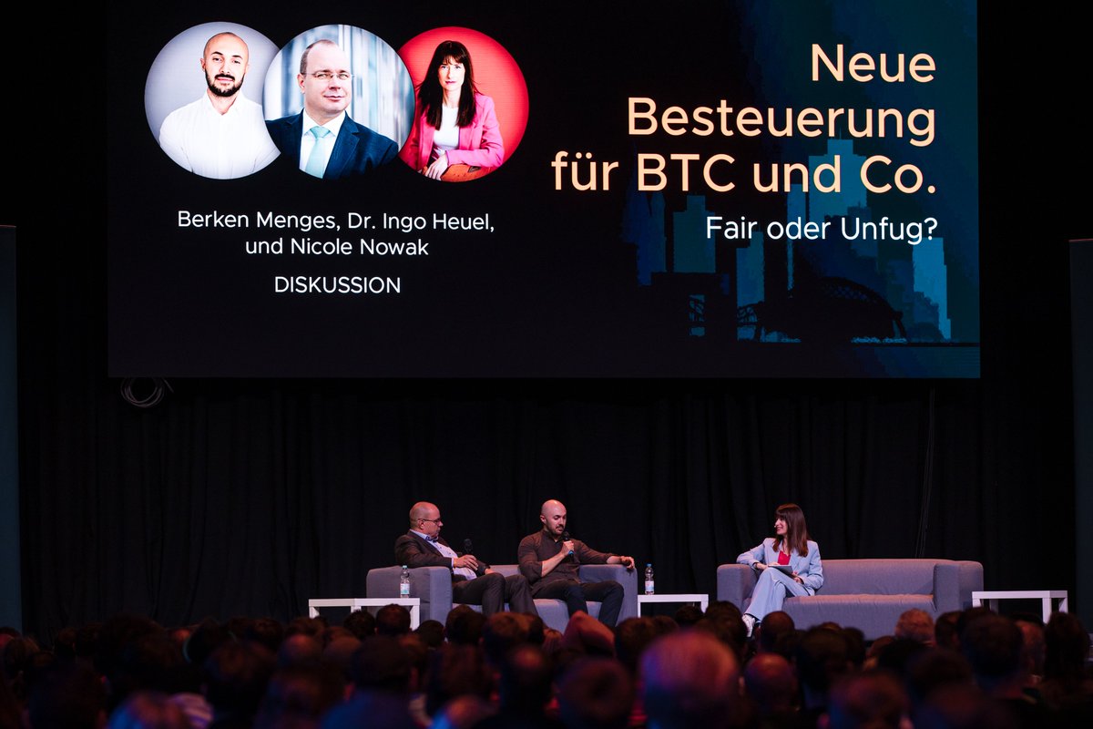nicolen8wak's tweet photo. 44.439 Mitzeichnungen. Jetzt geht es in den Bundestag. 📣🏛️

Wer beim @blocktrainer Event live dabei war, weiß es schon: Unsere Petition zum Erhalt der 1-Jahres-Haltefrist für Bitcoin & Co. geht in die nächste Runde.

Am 12. Oktober um 12 Uhr findet die öffentliche Anhörung in Berlin statt. @PeterRochel und ich werden vor Ort sein und Rede und Antwort stehen.

Passend dazu durfte ich vergangenen Samstag das Panel „Neue Besteuerung von BTC & Co.: Fair oder Unfug?“ moderieren. Gemeinsam mit Dr. Ingo Heuel, Fachanwalt für Steuerrecht, und Berken Menges von @Coin_Tracking haben wir über die steuerliche Zukunft von Bitcoin diskutiert – und darüber, was die möglichen Änderungen ganz konkret für Bitcoin-Sparer bedeuten würden.

Weitere Impressionen vom Steuer-Panel und von meinem Vortrag hat die liebe @InkaBaethge festgehalten – herzlichen Dank 📸🧡