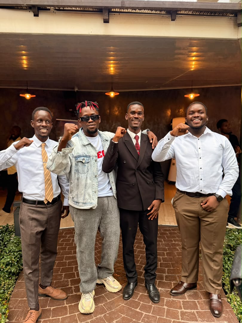 AllanTamaleS's tweet photo. Greatness in one frame. Your music inspires, your energy is unmatched. Keep putting Uganda / Africa on the map. Was an honor uncle Dax vibes!
@Daxvibes https://t.co/9ZNSJk9pll
