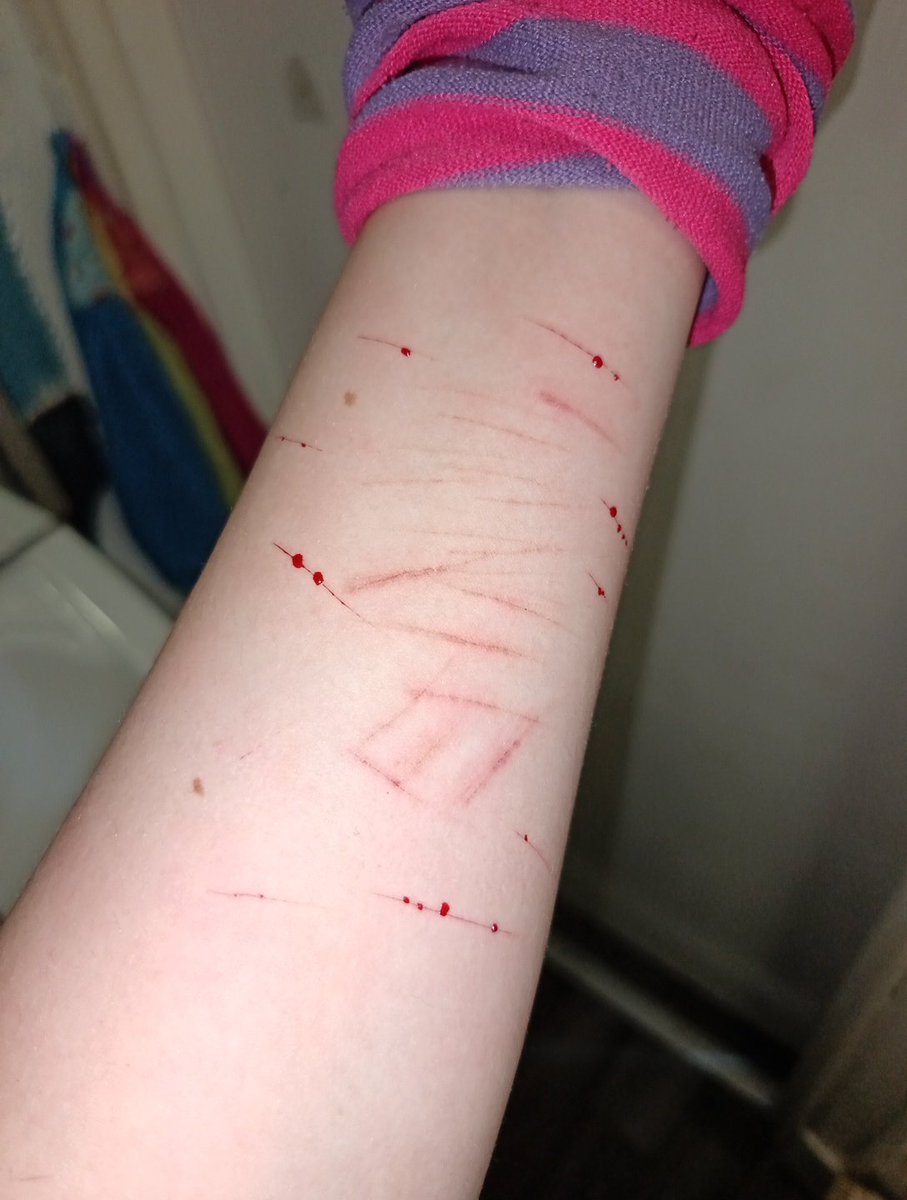 kittyc3kt's tweet photo. Ugh. 

ALL SFX NOT REAL ALL AI MAKEUP. 

I can only do Catscratces https://t.co/ubox1Lp2Yg