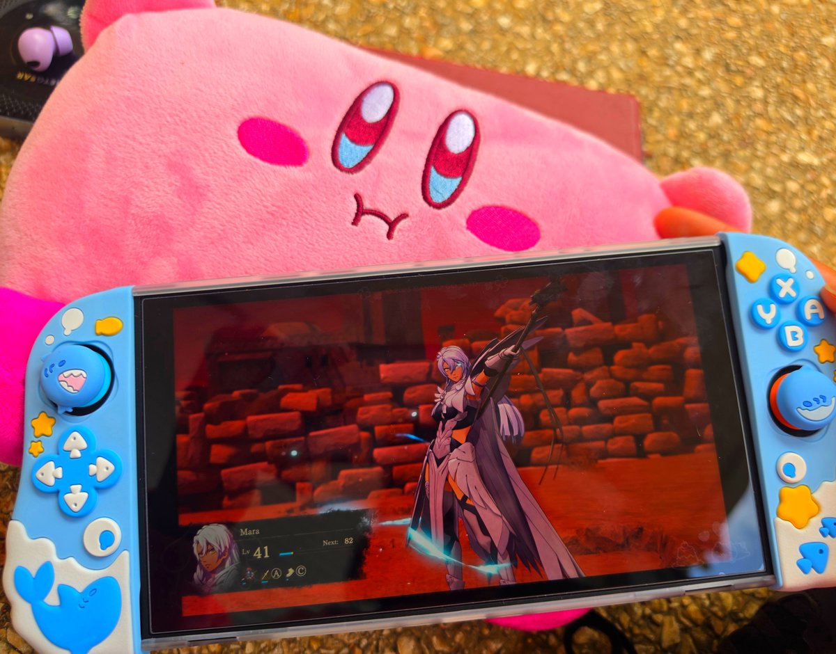 AmaterasuMara's tweet photo. Finally trying out Fire Emblem in-between work breaks 😭 https://t.co/boxVT9AjYM
