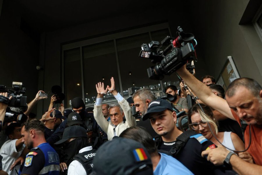 dessere88fenice's tweet photo. 🚨🇷🇴 IL VERO PRESIDENTE ARRESTATO!

Il regime, preso dal panico, ha messo Călin Georgescu ai domiciliari solo perché HA VINTO le elezioni!

Ecco come funziona la democrazia nell'UE: censura e manette.

🔗 globaldissident https://t.co/1wDPEvTiJG